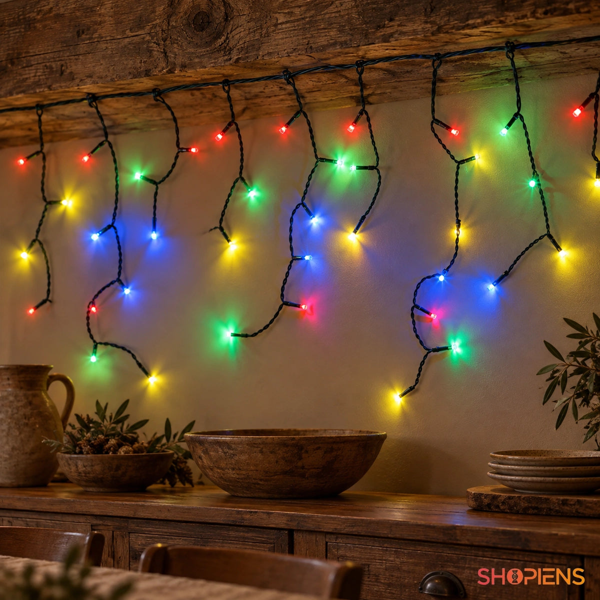 Perdea cu 500 LED-uri multicolore și cablu verde, sub o grindă rustică de interior | Shopiens®
