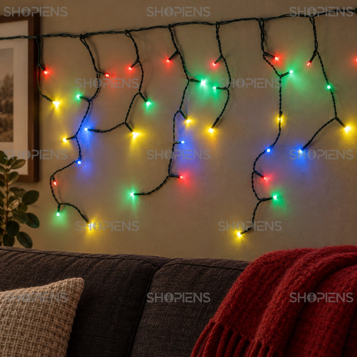 Perdea cu 500 LED-uri multicolore și cablu verde, deasupra unei canapele gri | Shopiens®