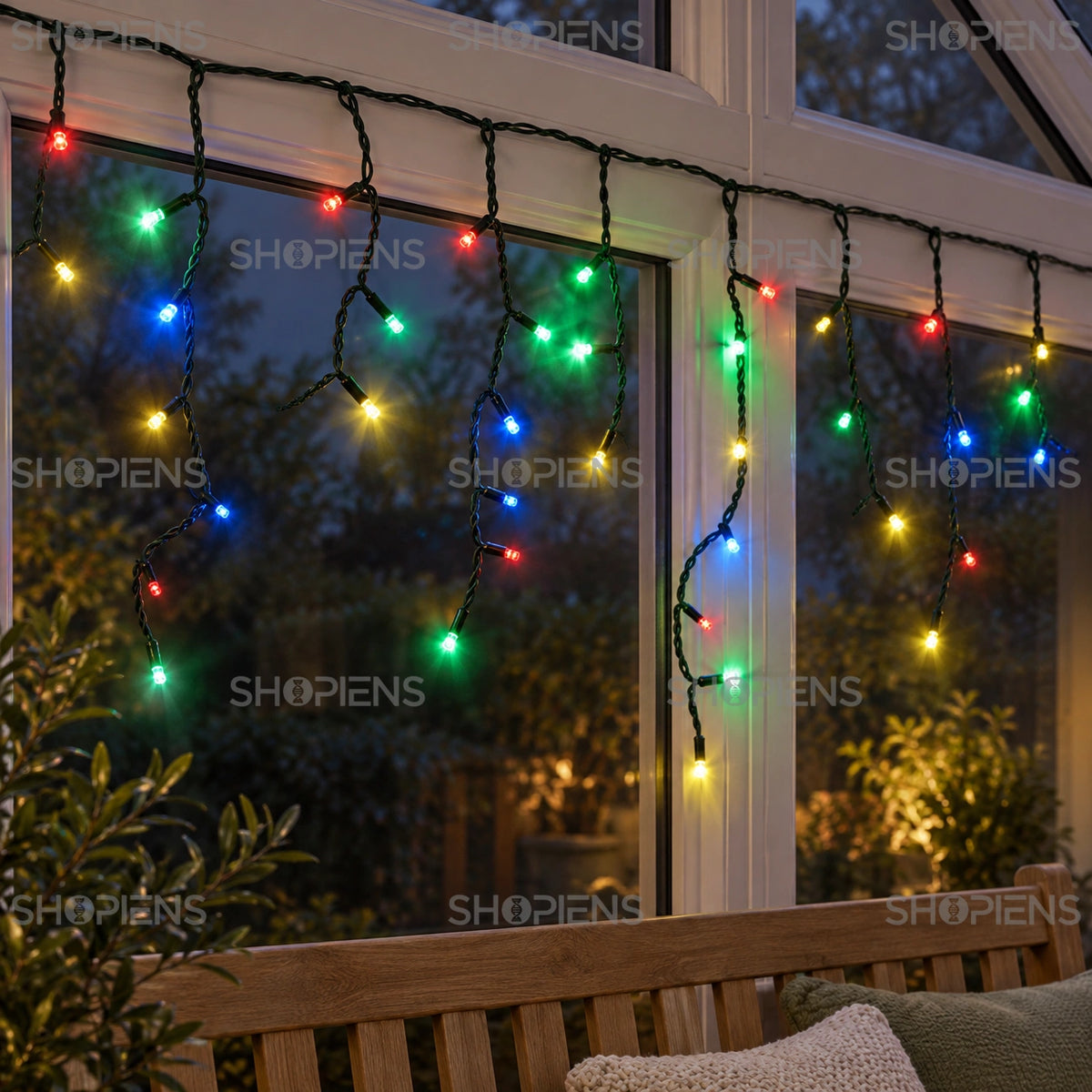 Perdea cu 500 LED-uri multicolore și cablu verde, la o fereastră într-o verandă închisă | Shopiens®