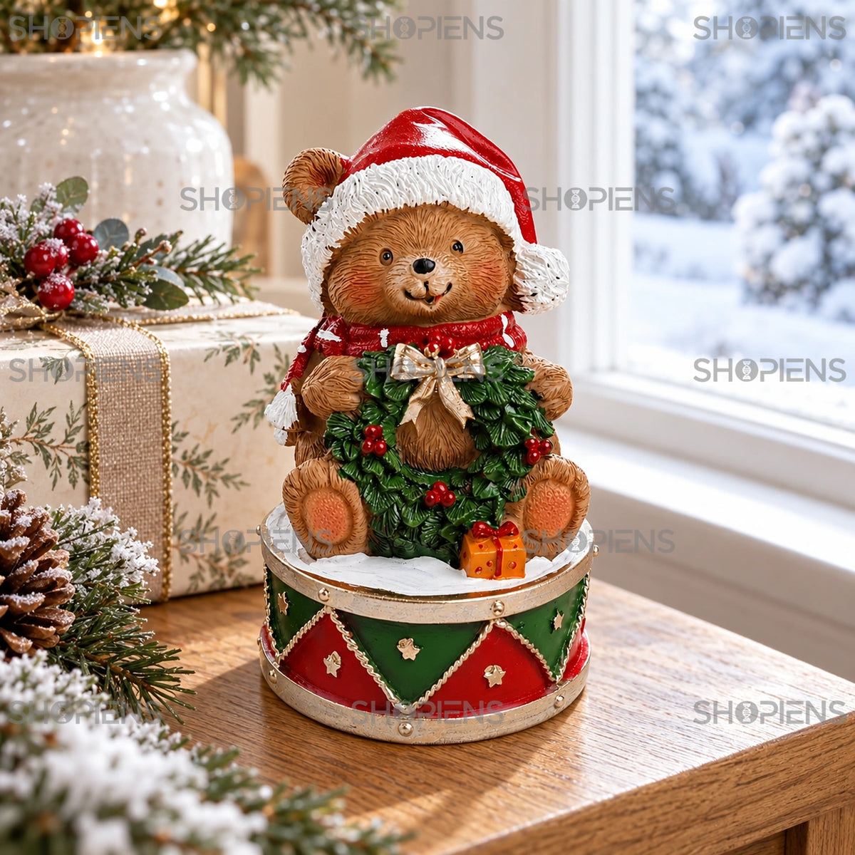Ursuleț ornamental pe tobă cu coroniță, 14 cm pe o consolă lângă fereastră, într-un decor de iarnă | Shopiens®