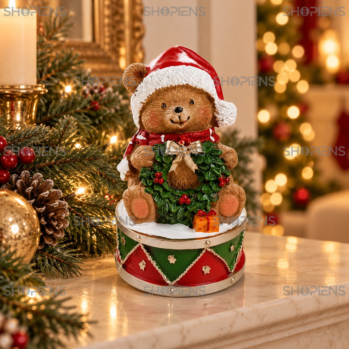 Ursuleț ornamental pe tobă cu coroniță, 14 cm pe șemineu, într-un decor de seară cu lumini de Crăciun | Shopiens®