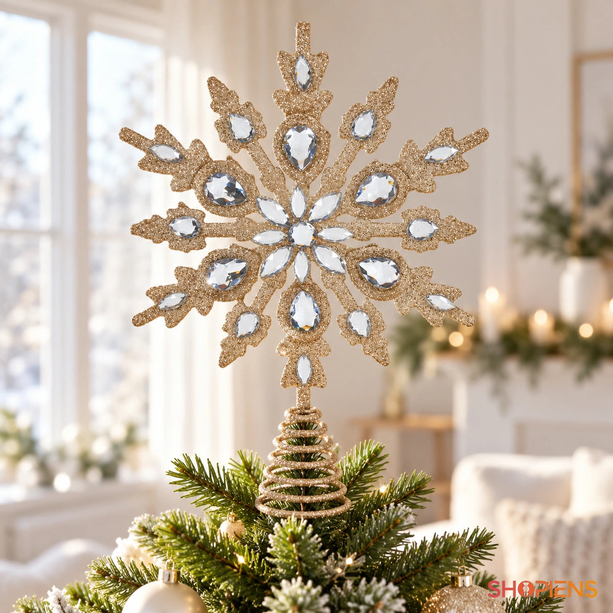 Vârf pentru brad fulg șampanie cu strasuri, 20 cm în vârful unui brad verde, într-un living luminos | Shopiens®