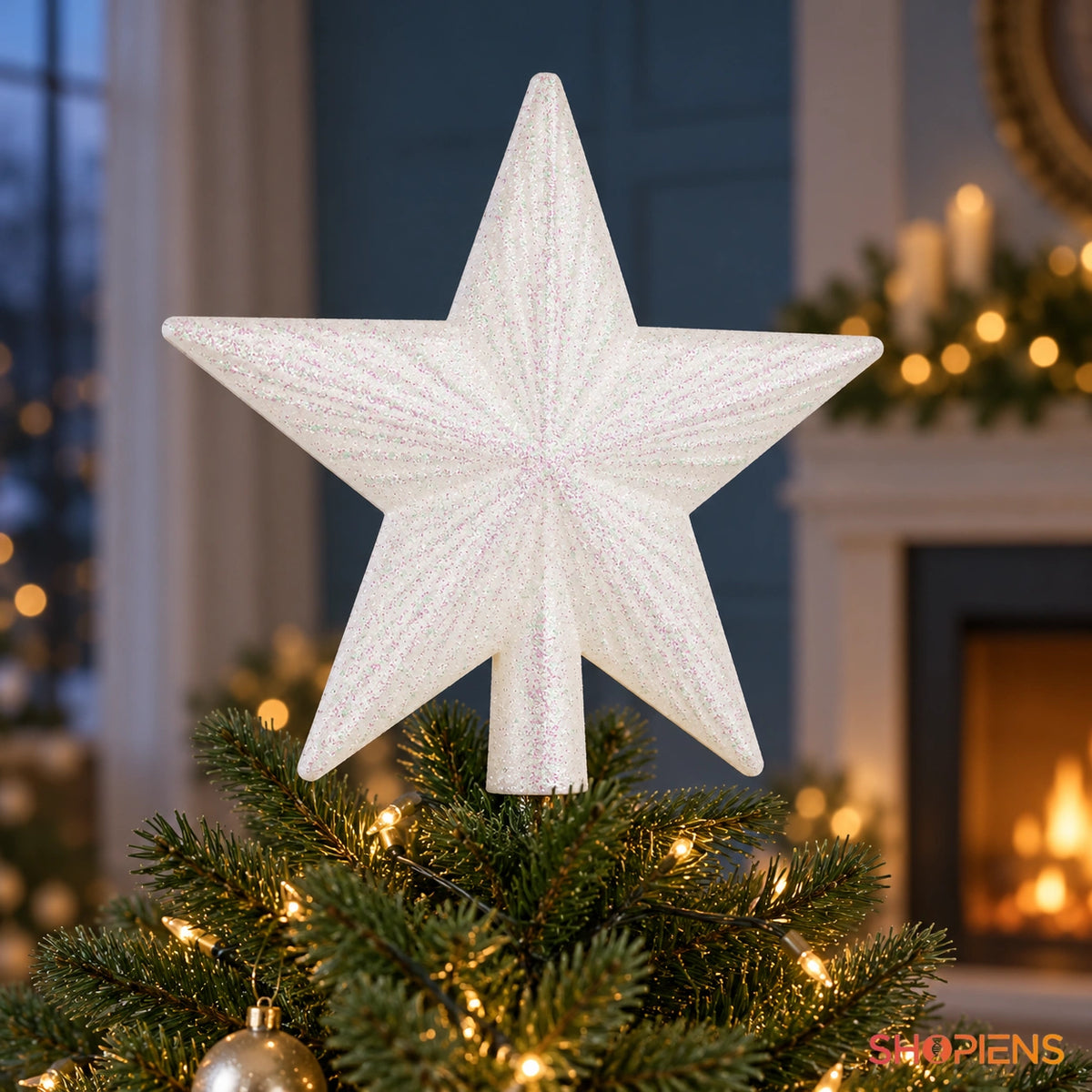 Vârf pentru brad stea 3D albă irizată cu glitter, 15 cm în vârful bradului, într-un decor de seară cu lumini calde | Shopiens®