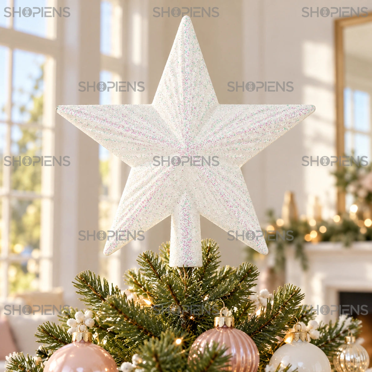 Vârf pentru brad stea 3D albă irizată cu glitter, 15 cm în vârful unui brad verde, într-un living luminos | Shopiens®