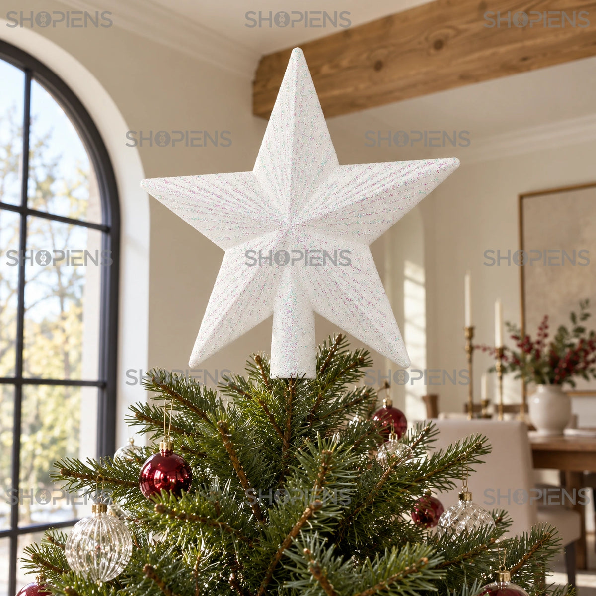 Vârf pentru brad stea 3D albă irizată cu glitter, 15 cm în coroana bradului, lângă fereastră, în lumină de zi | Shopiens®