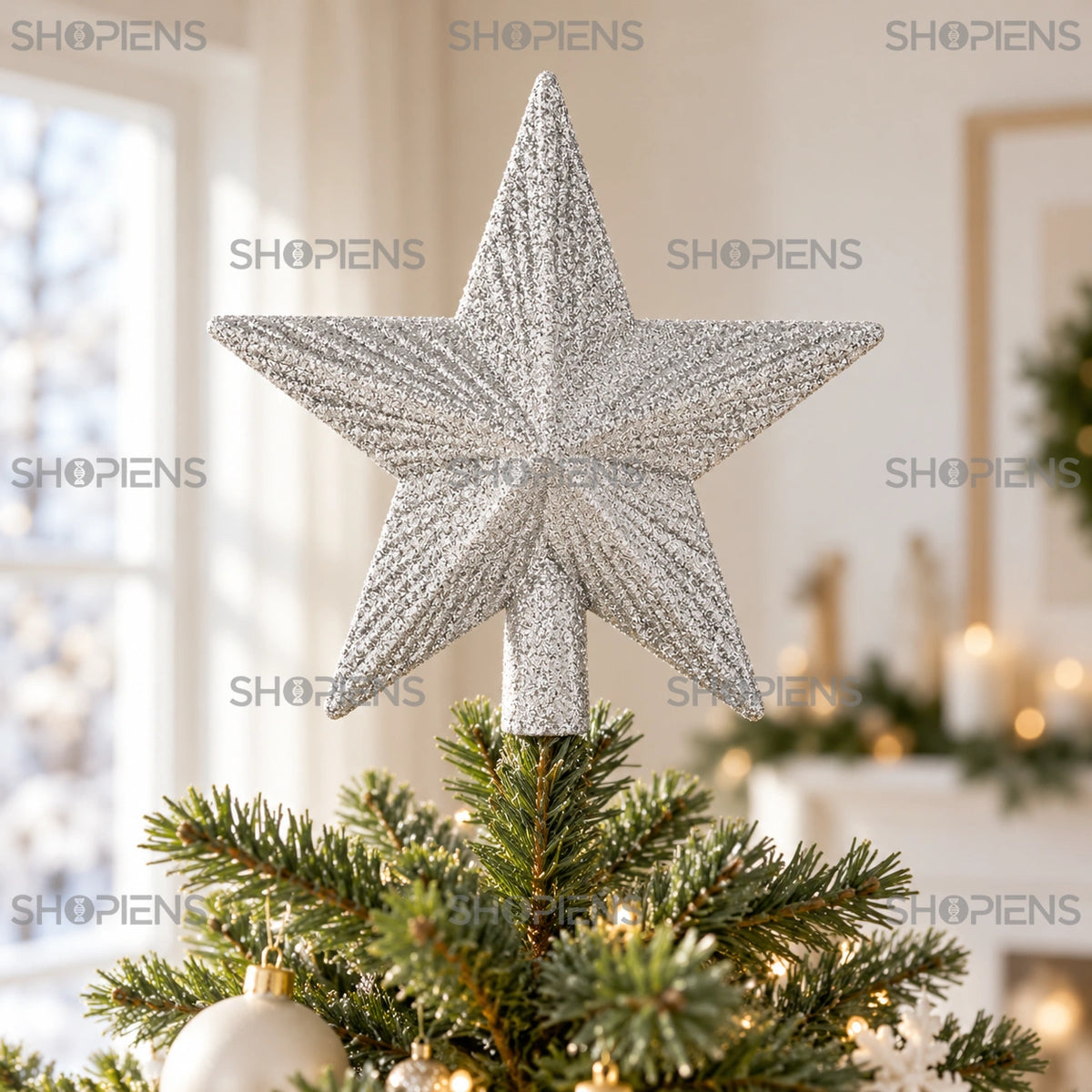 Vârf de brad stea 3D argintie cu glitter, 15 cm în vârful unui brad verde, într-un living luminos | Shopiens®