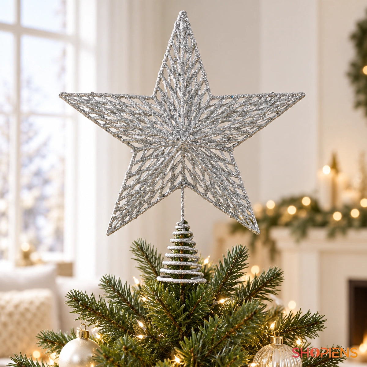 Vârf pentru brad stea 3D argintie cu model, 33 cm în vârful unui brad verde, într-un living luminos | Shopiens®