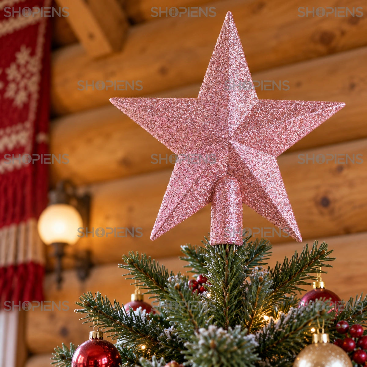 Vârf pentru brad stea 3D roz cu glitter, 20 cm în vârful bradului, văzută de jos într-o cameră cu perete din bușteni | Shopiens®