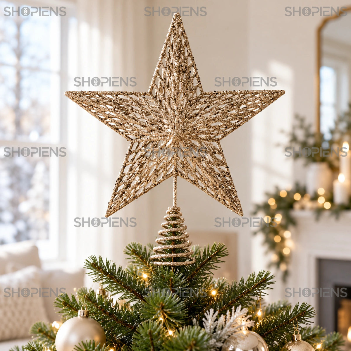 Vârf de brad stea 3D șampanie cu model ajurat, 33 cm în vârful unui brad verde, într-un living luminos | Shopiens®