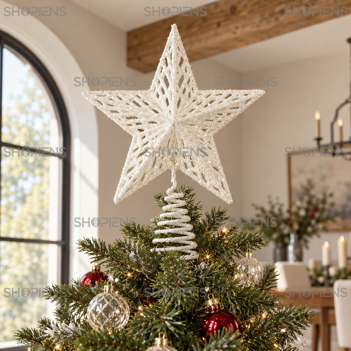 Vârf pentru brad stea albă 3D cu model ajurat, 24 cm în coroana bradului, lângă fereastră, în lumină de zi | Shopiens®