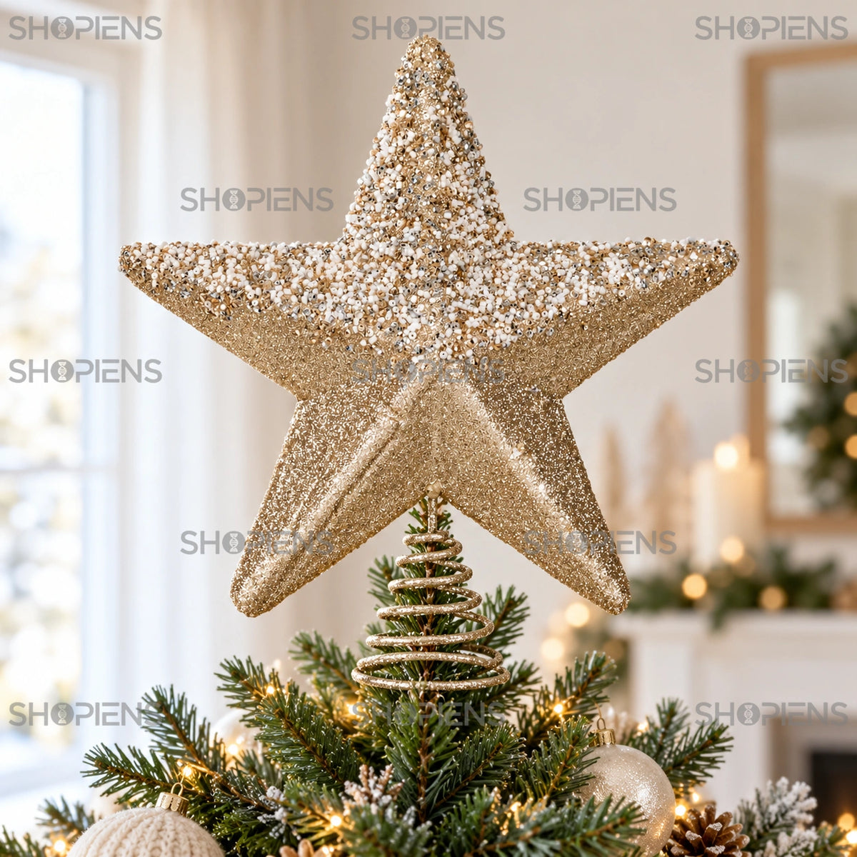 Vârf pentru brad stea bej ninsă cu glitter, 30 cm în vârful unui brad verde, într-un living luminos | Shopiens®