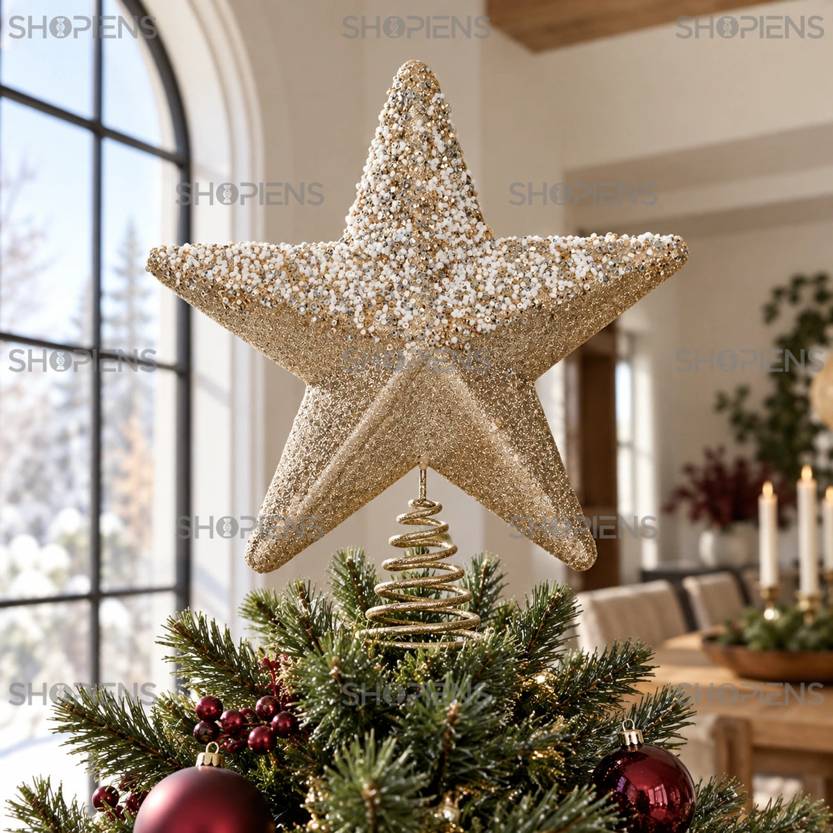 Vârf pentru brad stea bej ninsă cu glitter, 30 cm în coroana bradului, lângă fereastră, în lumină de zi | Shopiens®