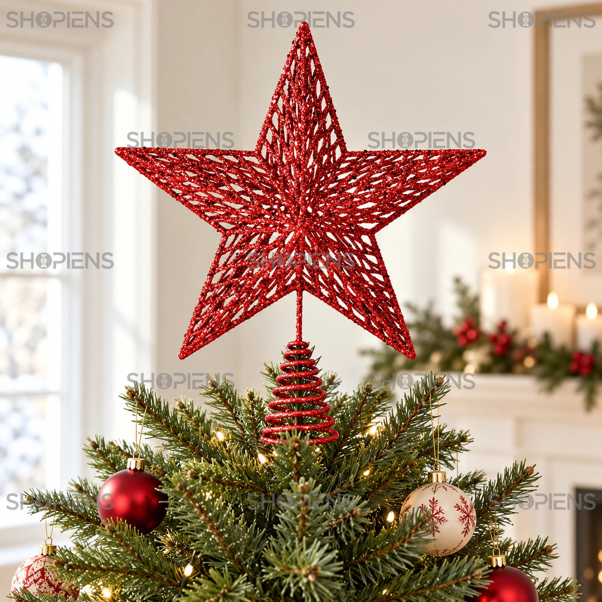 Vârf de brad stea roșie 3D cu glitter și model, 33 cm în vârful unui brad verde, într-un living luminos | Shopiens®