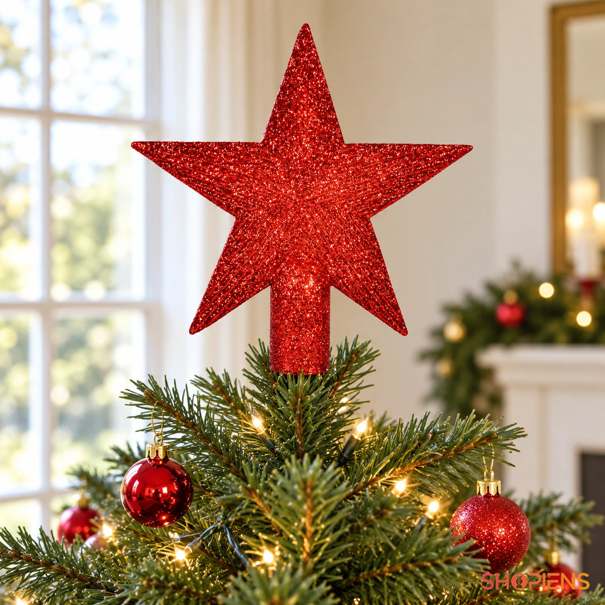 Vârf pentru brad stea roșie cu glitter, 15 cm în vârful unui brad verde, într-un living luminos | Shopiens®