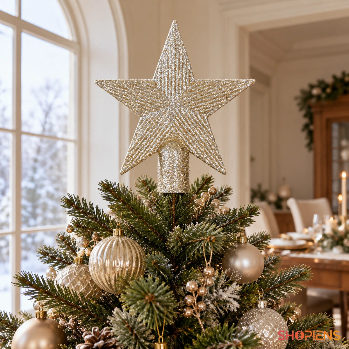 Vârf de brad stea bej-șampanie cu glitter fin, 15 cm în coroana bradului, lângă fereastră, în lumină de zi | Shopiens®