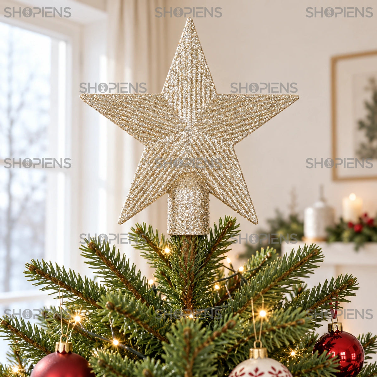 Vârf de brad stea bej-șampanie cu glitter fin, 15 cm în vârful unui brad verde, într-un living luminos | Shopiens®