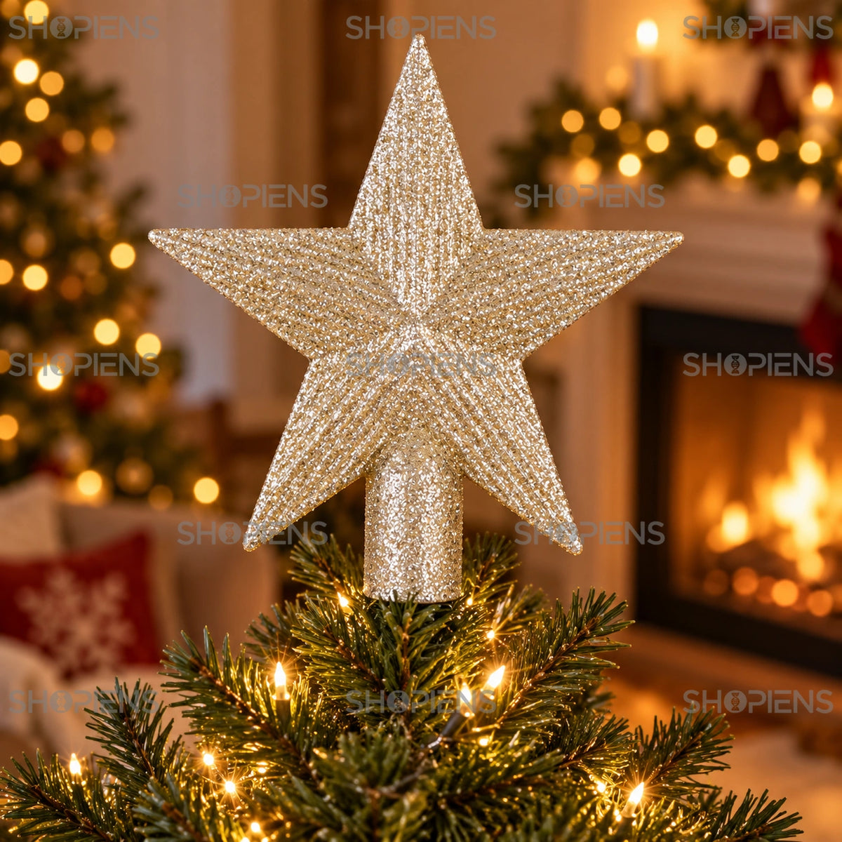 Vârf de brad stea bej-șampanie cu glitter fin, 15 cm în vârful bradului, într-un decor de seară cu lumini calde | Shopiens®